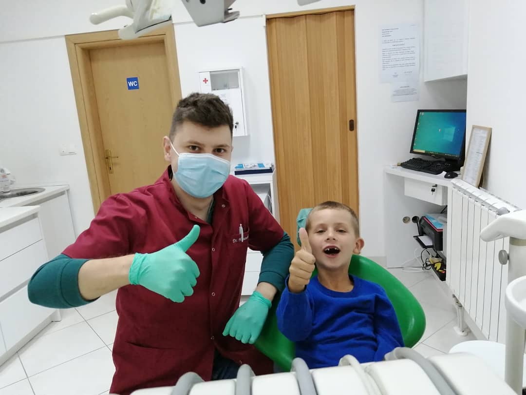 Dječak i dr. Asif pokazuju palac gore nakon uspješnog pregleda
