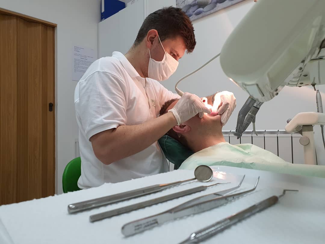 Precizan i nježan stomatološki tretman u ordinaciji AS Dental
