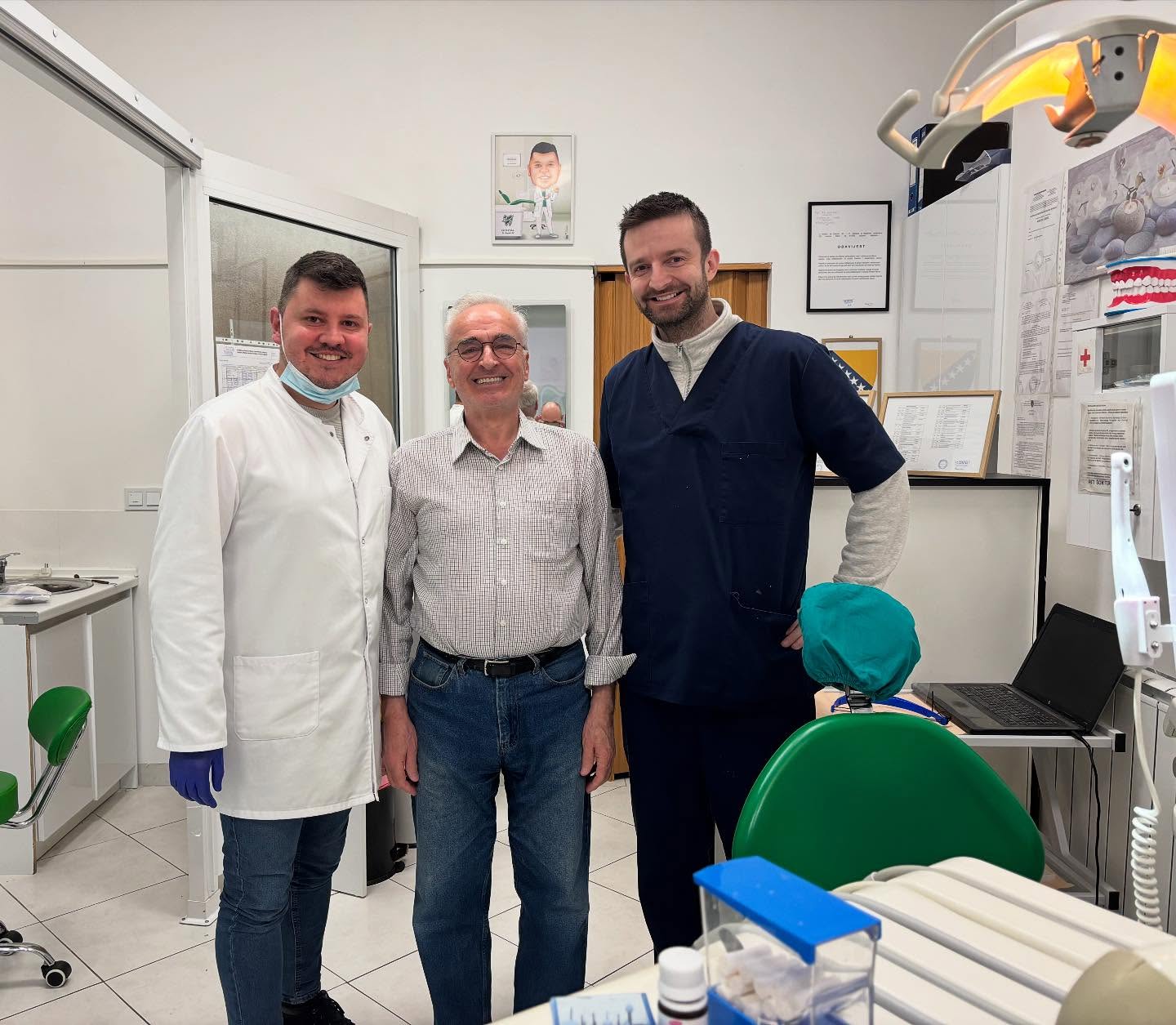 Dr. Asif Hasanović i dr. Ermin s nasmijanim pacijentom u ordinaciji AS Dental